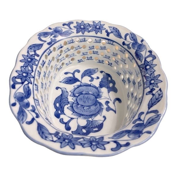 Chinoiserie Porcelain Pierced
Oval Bowl Blue and White
Blueberry Fruit Design - Picture 4 of 9